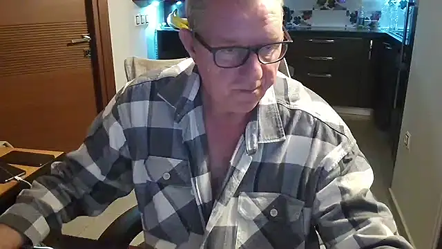 Snapshot of JamesBauer chatting on February 17, 2026, 4:32 am JamesBauer online show from February 17, 2026, 4:32 am