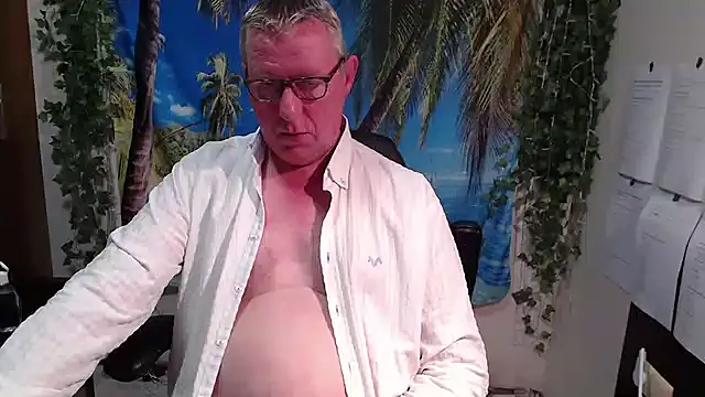 Snapshot of JamesBauer chatting on December 22, 2025, 4:34 am JamesBauer online show from December 22, 2025, 4:34 am