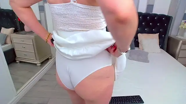 SuzzySun online show from October 27, 2025, 1:56 pm