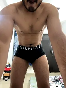 Snapshot of Guccilonda17 chatting on November 29, 2025, 6:41 pm Guccilonda17 online show from November 29, 2025, 6:41 pm