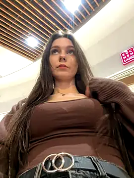 MilaBee online show from December 3, 2025, 9:20 am