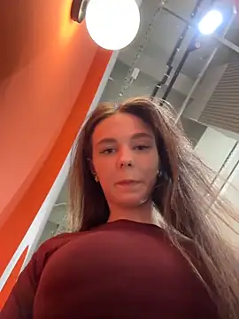 Snapshot of MilaBee chatting on February 13, 2026, 11:10 am MilaBee online show from February 13, 2026, 11:10 am