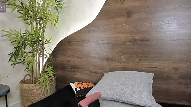 mia lacy  online show from October 22, 2025, 7:57 pm