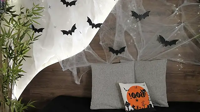 mia lacy  online show from October 31, 2025, 7:43 pm