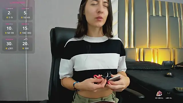 SaraJonness online show from November 10, 2025, 1:05 pm