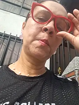 Amadamilf1980 online show from October 22, 2025, 4:39 pm