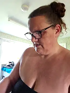 MissQueenBeex online show from May 1, 2026, 3:50 pm