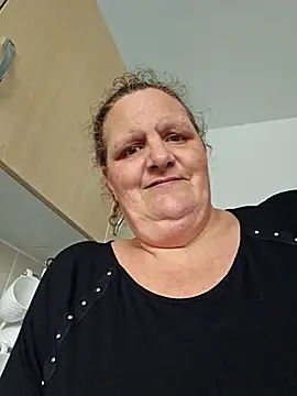 MissQueenBeex online show from May 9, 2026, 1:36 pm