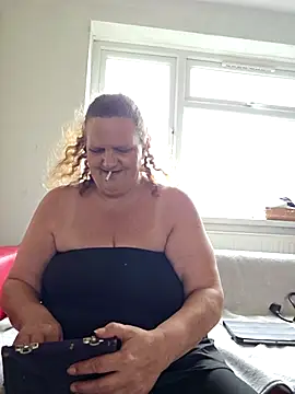 MissQueenBeex online show from May 3, 2026, 2:42 pm