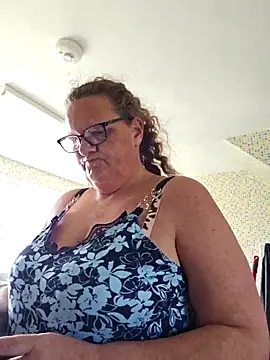MissQueenBeex online show from May 2, 2026, 1:38 pm