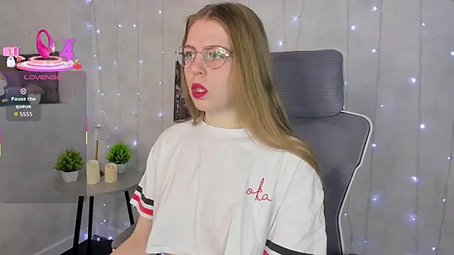 Snapshot of Joann_Shermann chatting on February 10, 2026, 1:15 am Joann Shermann online show from February 10, 2026, 1:15 am