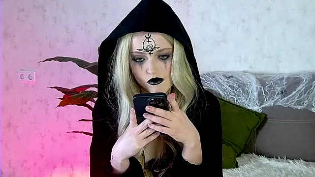 AshleyD  online show from October 31, 2025, 5:09 pm