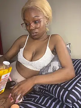 YummyMelanin117 online show from October 1, 2025, 10:35 pm