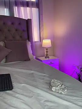 zaraquiinn online show from October 9, 2025, 2:06 pm