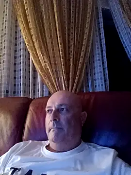 Alexis Bull online show from September 28, 2025, 10:50 pm