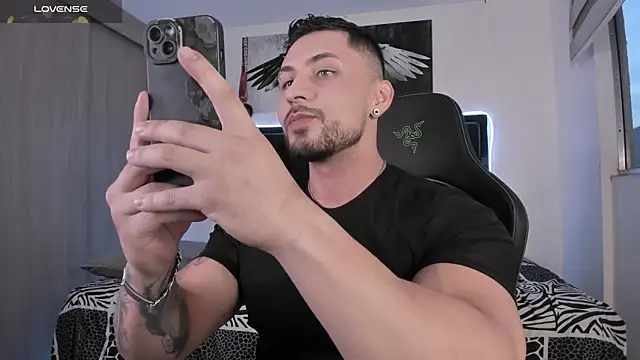 santi aesthetic online show from May 23, 2026, 11:15 pm