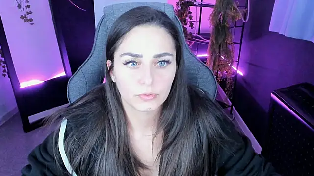 ValeriiMills online show from October 15, 2025, 4:04 pm