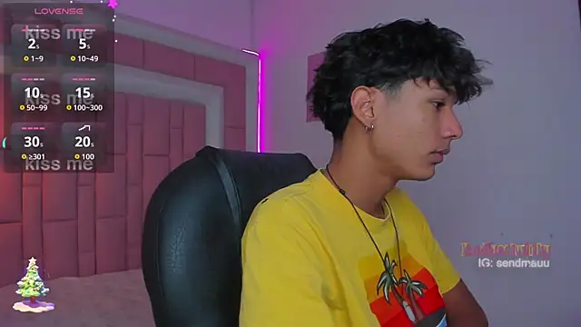 OliverTwinky online show from December 3, 2025, 1:32 pm