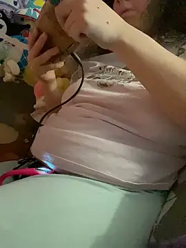 w3tkittty online show from February 13, 2026, 6:46 am