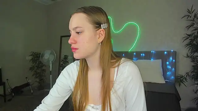 Candy Cansew online show from December 3, 2025, 1:06 am