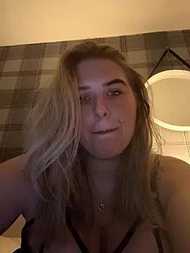 Snapshot of CutieCurvyGirlxo chatting on October 11, 2025, 12:00 am CutieCurvyGirlxo online show from October 11, 2025, 12:00 am