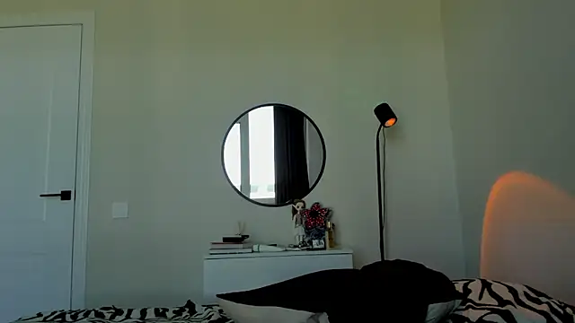 DreamHale  online show from May 28, 2026, 12:33 pm