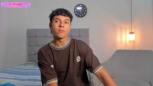 Snapshot of Santy_Stump chatting on October 18, 2025, 11:18 pm Santy Stump online show from October 18, 2025, 11:18 pm