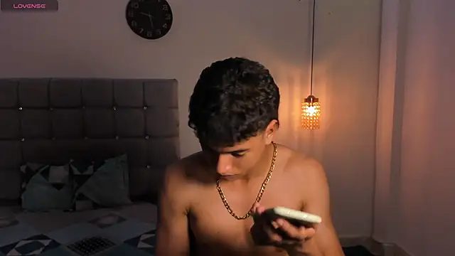 Snapshot of Santy_Stump chatting on November 22, 2025, 9:46 pm Santy Stump online show from November 22, 2025, 9:46 pm