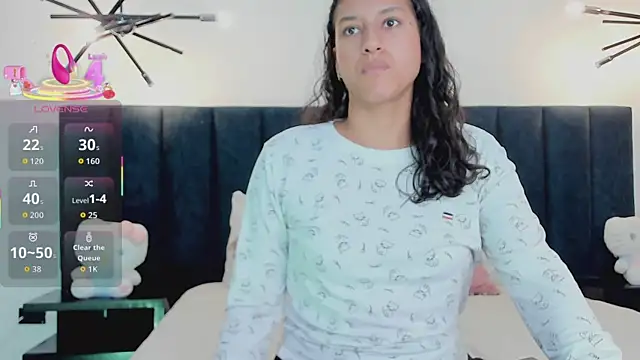 niia7 online show from October 3, 2025, 7:37 pm