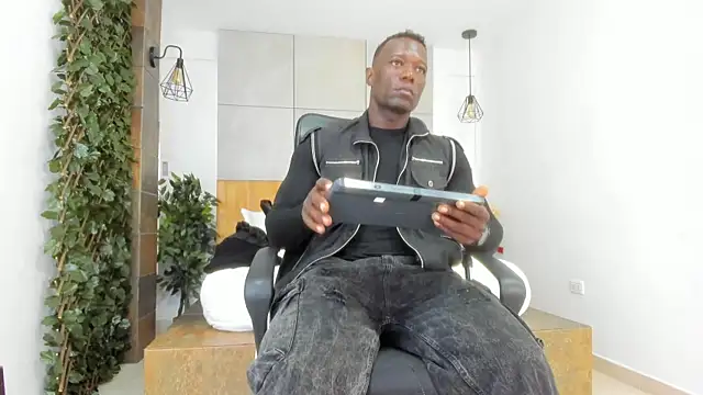 Snapshot of MarcusBlack_ chatting on October 4, 2025, 12:39 pm MarcusBlack online show from October 4, 2025, 12:39 pm