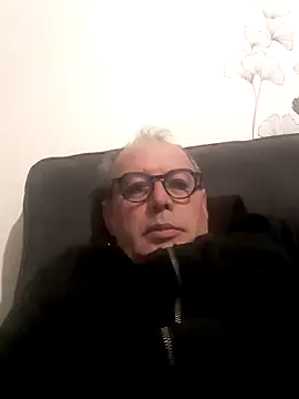 Snapshot of Vince072 chatting on October 8, 2025, 3:52 am Vince072 online show from October 8, 2025, 3:52 am