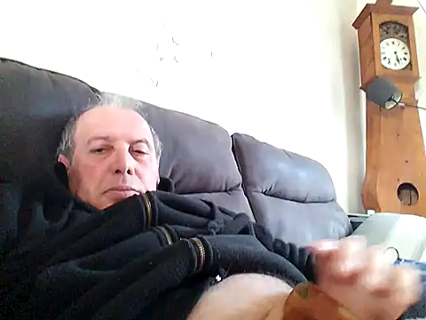 Snapshot of Vince072 chatting on October 20, 2025, 11:33 am Vince072 online show from October 20, 2025, 11:33 am