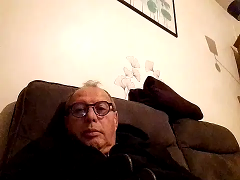 Snapshot of Vince072 chatting on October 13, 2025, 5:09 am Vince072 online show from October 13, 2025, 5:09 am