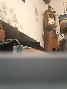 Snapshot of Vince072 chatting on October 1, 2025, 3:44 am Vince072 online show from October 1, 2025, 3:44 am