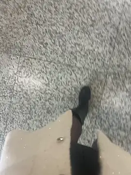 xiaoyuan01 online show from December 5, 2025, 3:27 am