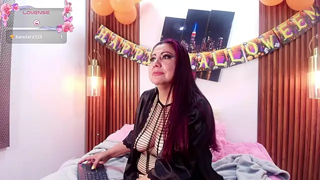 Snapshot of EmmaJhomson chatting on October 12, 2025, 9:43 am EmmaJhomson online show from October 12, 2025, 9:43 am