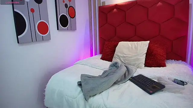 EmmaJhomson online show from April 16, 2026, 12:50 pm