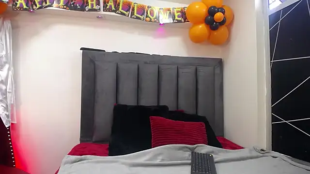 Snapshot of EmmaJhomson chatting on October 13, 2025, 8:10 pm EmmaJhomson online show from October 13, 2025, 8:10 pm