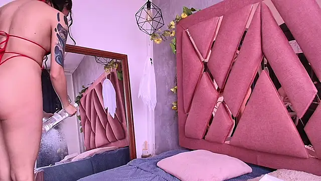 viollettaa  online show from November 2, 2025, 5:51 pm