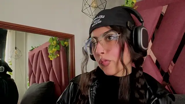 viollettaa  online show from April 14, 2026, 7:08 pm