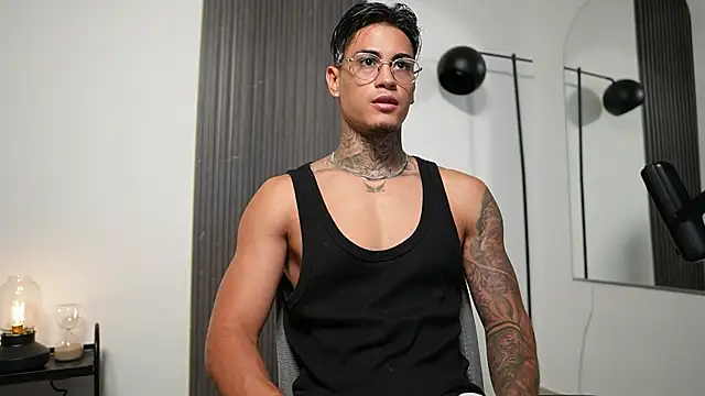 AxelVilla  online show from September 24, 2025, 8:04 pm