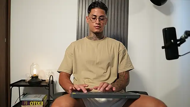 AxelVilla  online show from October 20, 2025, 8:53 pm