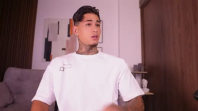 AxelVilla  online show from September 14, 2025, 8:31 pm