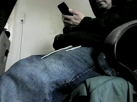 Snapshot of skateboy78 chatting on February 17, 2025, 9:13 am skateboy78 online show from February 17, 2025, 9:13 am