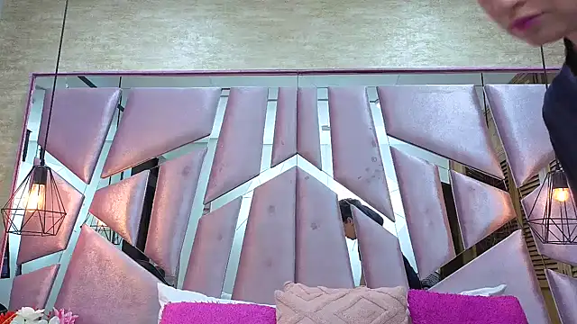 Snapshot of ThaliaCross chatting on February 11, 2026, 7:36 pm ThaliaCross online show from February 11, 2026, 7:36 pm