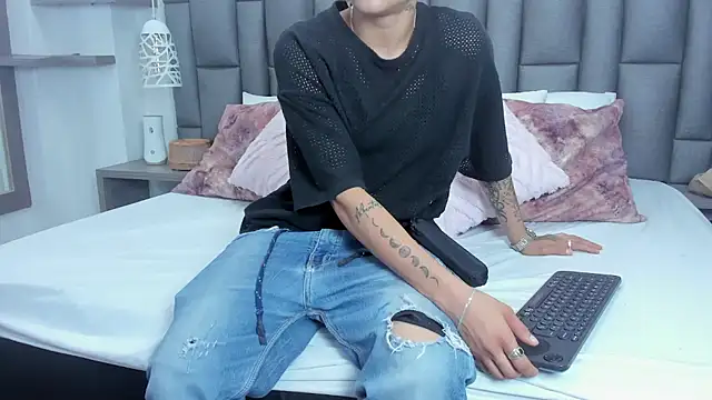 Snapshot of ZoeKrug chatting on February 19, 2026, 12:13 pm ZoeKrug online show from February 19, 2026, 12:13 pm