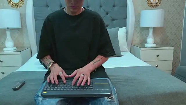 ZoeKrug online show from November 9, 2025, 12:20 pm