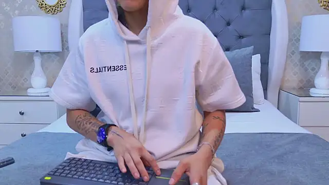 ZoeKrug online show from October 29, 2025, 12:04 pm