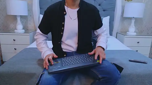 ZoeKrug online show from October 25, 2025, 11:53 am