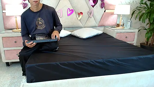 Zoelucas online show from September 18, 2025, 7:06 pm